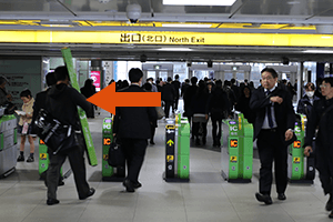 1.在来線改札「北口」を出てすぐ左手へ