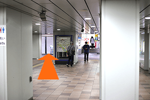 4.降りてまっすぐ行き、左手へ