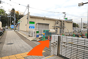 4.地上に出たらすぐ右へ